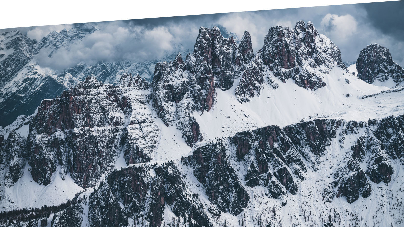 sfondo montagne innevate Dolomiti