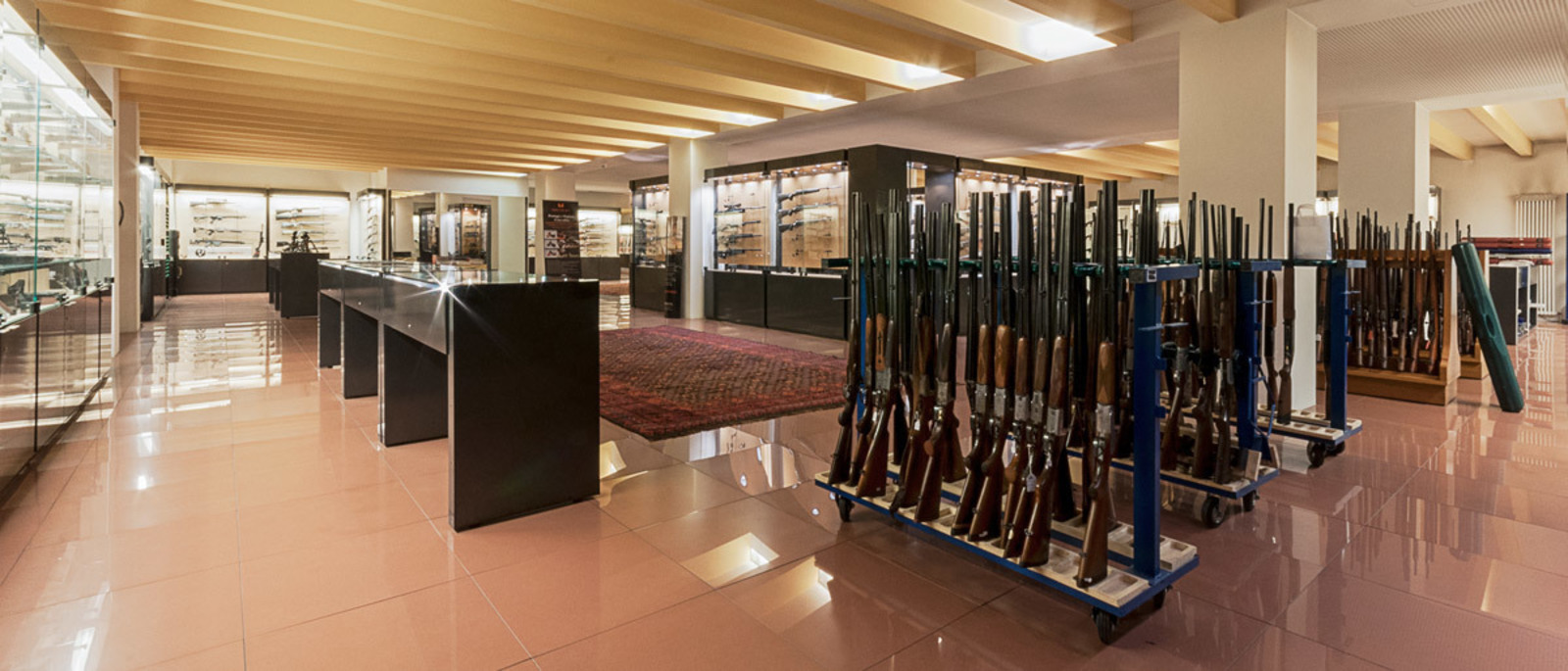 Hall with rifles and pistols exposed to the public